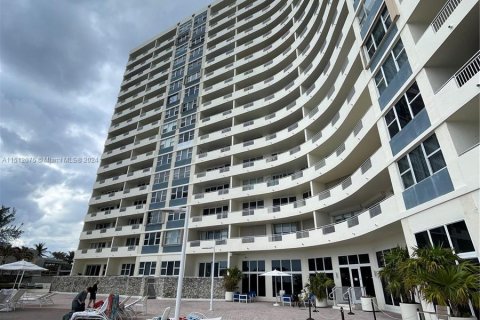 Condominio en venta en Hallandale Beach, Florida, 2 dormitorios, 101.64 m2 № 940482 - foto 21
