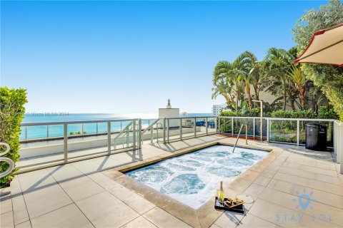 Condo in Hollywood, Florida, 1 bedroom  № 1378701 - photo 21