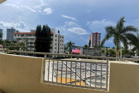 Condominio en venta en Hallandale Beach, Florida, 2 dormitorios, 108.23 m2 № 1378703 - foto 11