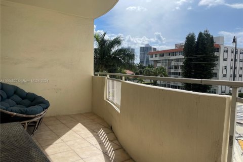 Condo in Hallandale Beach, Florida, 2 bedrooms  № 1378703 - photo 10