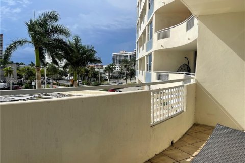 Copropriété à vendre à Hallandale Beach, Floride: 2 chambres, 108.23 m2 № 1378703 - photo 12