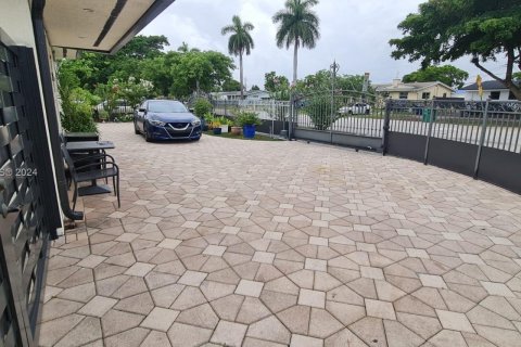 Casa en venta en Miami Gardens, Florida, 3 dormitorios, 110.37 m2 № 1269267 - foto 5