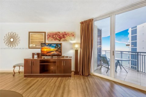 Condo in Sunny Isles Beach, Florida, 1 bedroom  № 1410504 - photo 1