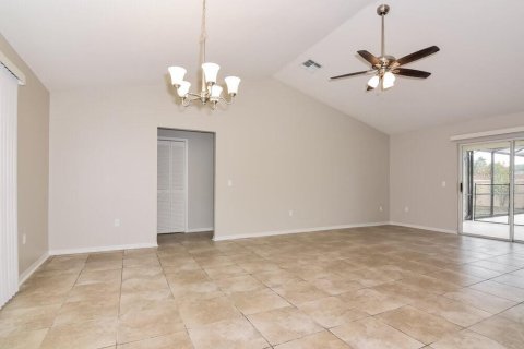 House in New Port Richey, Florida 3 bedrooms, 157.1 sq.m. № 1369339 - photo 4