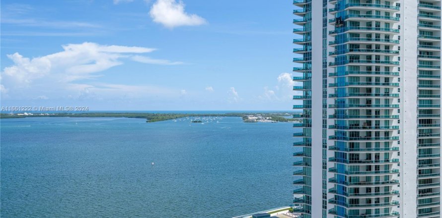 Condominio en Miami, Florida, 1 dormitorio  № 1368783