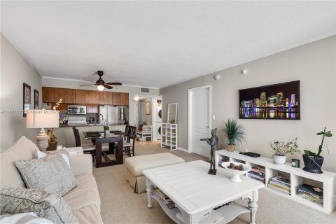 Condo in Miami, Florida, 1 bedroom  № 1368783 - photo 7