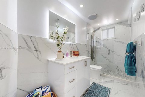 Casa en venta en Miami, Florida, 5 dormitorios, 261.71 m2 № 1368831 - foto 19