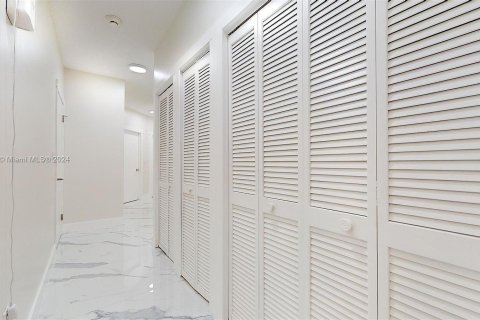 Villa ou maison à vendre à Miami, Floride: 5 chambres, 261.71 m2 № 1368831 - photo 17