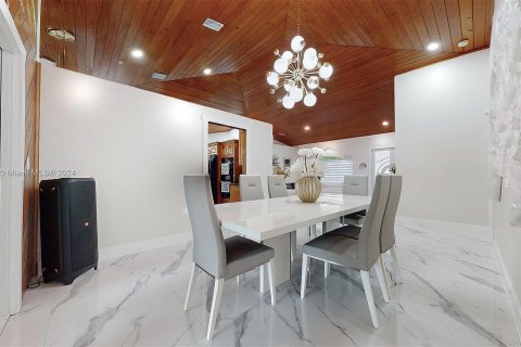 Villa ou maison à vendre à Miami, Floride: 5 chambres, 261.71 m2 № 1368831 - photo 15