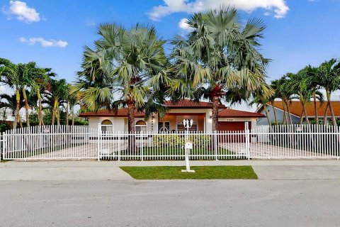 Villa ou maison à vendre à Miami, Floride: 5 chambres, 261.71 m2 № 1368831 - photo 2