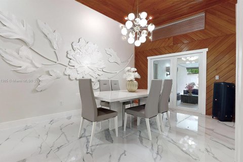 Villa ou maison à vendre à Miami, Floride: 5 chambres, 261.71 m2 № 1368831 - photo 14