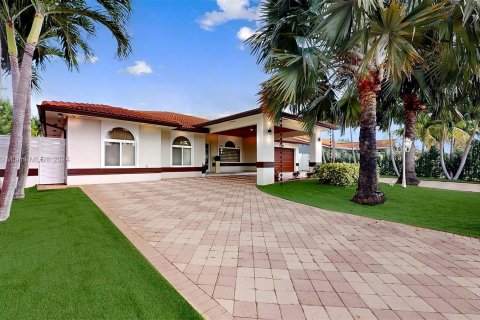 Villa ou maison à vendre à Miami, Floride: 5 chambres, 261.71 m2 № 1368831 - photo 4