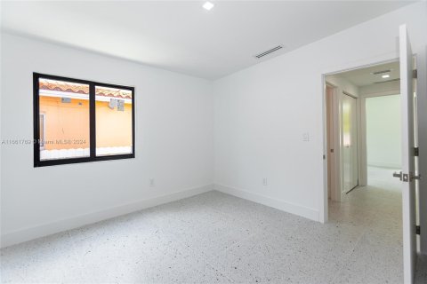 House in Miami, Florida 3 bedrooms, 167.22 sq.m. № 1368743 - photo 25