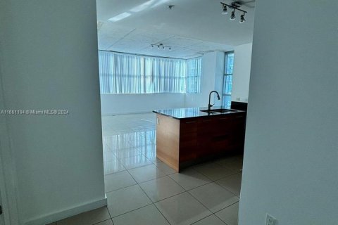 Apartamento en alquiler en Miami, Florida, 2 dormitorios, 117.34 m2 № 1368782 - foto 5