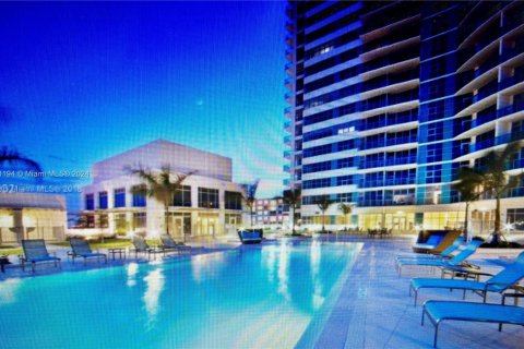 Apartamento en alquiler en Miami, Florida, 2 dormitorios, 117.34 m2 № 1368782 - foto 2