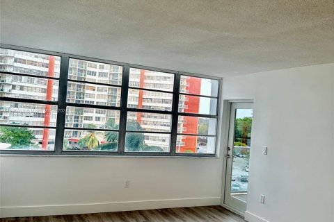 Condominio en venta en Miami, Florida, 1 dormitorio, 74.41 m2 № 1172604 - foto 14