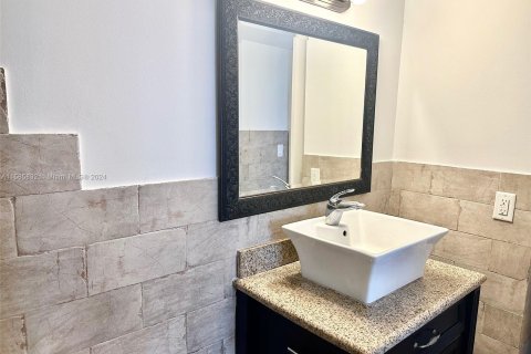 Condo in Miami, Florida, 1 bedroom  № 1172604 - photo 4