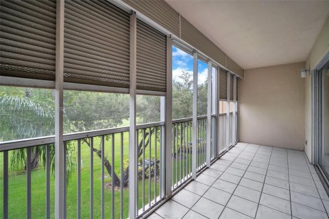 Condo in Pembroke Pines, Florida, 2 bedrooms  № 1364099 - photo 10