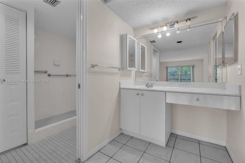 Condo in Pembroke Pines, Florida, 2 bedrooms  № 1364099 - photo 4