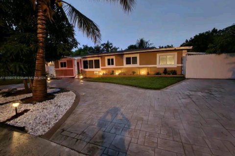 Casa en venta en Miami Gardens, Florida, 4 dormitorios, 207.92 m2 № 1364084 - foto 1