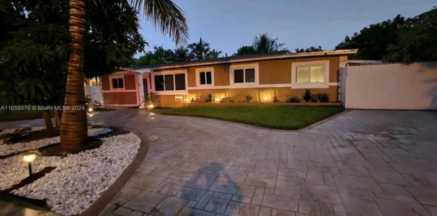 House in Miami Gardens, Florida 4 bedrooms, 207.92 sq.m. № 1364084