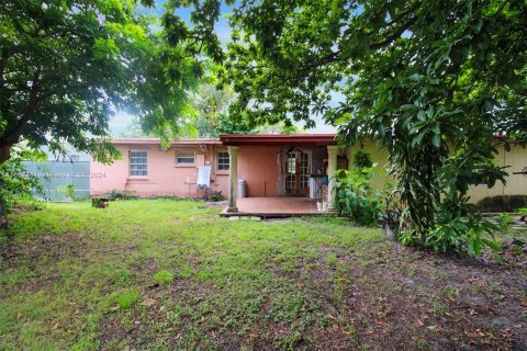 House in Miami, Florida 3 bedrooms, 124.02 sq.m. № 1364100 - photo 15