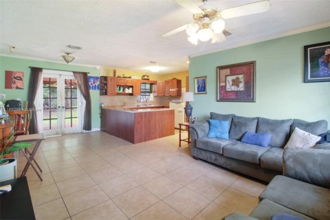 House in Miami, Florida 3 bedrooms, 124.02 sq.m. № 1364100 - photo 12