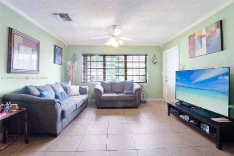 House in Miami, Florida 3 bedrooms, 124.02 sq.m. № 1364100 - photo 6