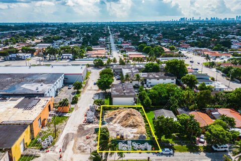 Commercial property in Hialeah, Florida № 1384559 - photo 1