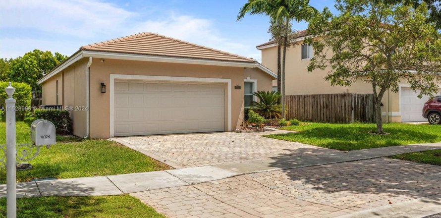 House in Homestead, Florida 3 bedrooms, 150.59 sq.m. № 1304660