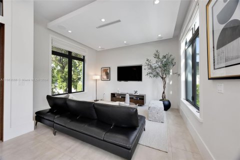 House in Coral Gables, Florida 4 bedrooms, 364.83 sq.m. № 1375469 - photo 4