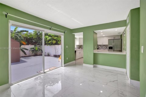 Townhouse in Hialeah, Florida 3 bedrooms, 182.09 sq.m. № 1375468 - photo 11