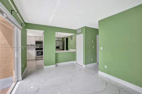 Touwnhouse à vendre à Hialeah, Floride: 3 chambres, 182.09 m2 № 1375468 - photo 12