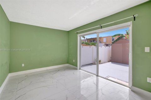 Touwnhouse à vendre à Hialeah, Floride: 3 chambres, 182.09 m2 № 1375468 - photo 10