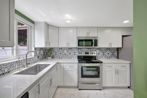 Touwnhouse à vendre à Hialeah, Floride: 3 chambres, 182.09 m2 № 1375468 - photo 13