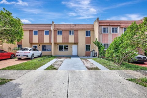 Touwnhouse à vendre à Hialeah, Floride: 3 chambres, 182.09 m2 № 1375468 - photo 2