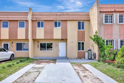 Touwnhouse à vendre à Hialeah, Floride: 3 chambres, 182.09 m2 № 1375468 - photo 1