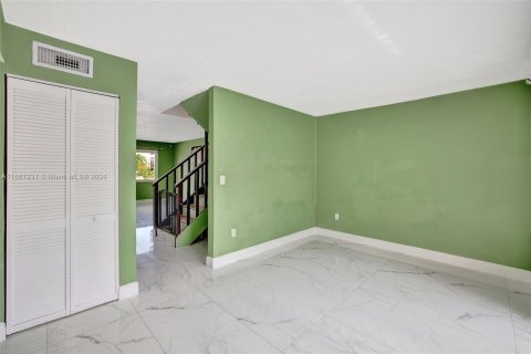 Touwnhouse à vendre à Hialeah, Floride: 3 chambres, 182.09 m2 № 1375468 - photo 9