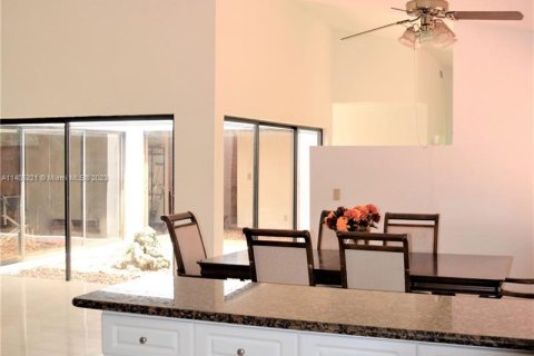 Casa en venta en Miami Springs, Florida, 3 dormitorios, 251.86 m2 № 574689 - foto 14