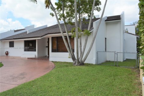 House in Miami Springs, Florida 3 bedrooms, 251.86 sq.m. № 574689 - photo 3