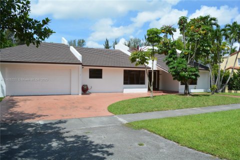 House in Miami Springs, Florida 3 bedrooms, 251.86 sq.m. № 574689 - photo 2