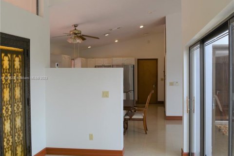 Casa en venta en Miami Springs, Florida, 3 dormitorios, 251.86 m2 № 574689 - foto 5