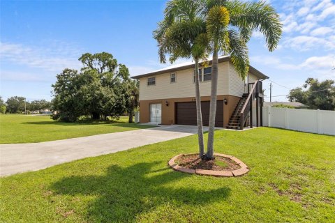 Villa ou maison à vendre à Punta Gorda, Floride: 2 chambres, 125.6 m2 № 1312496 - photo 1