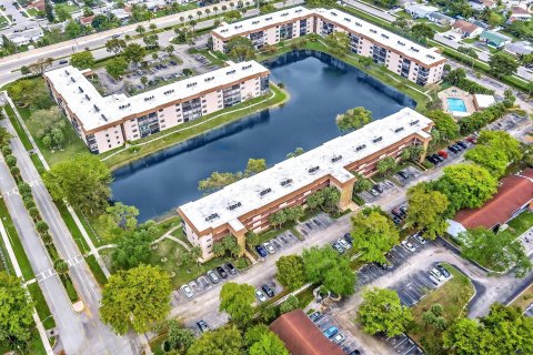 Condominio en venta en Tamarac, Florida, 2 dormitorios, 117.99 m2 № 1098941 - foto 2