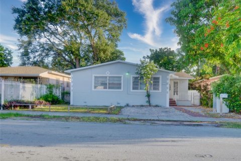 Villa ou maison à vendre à Miami, Floride: 4 chambres, 149.29 m2 № 1242454 - photo 1