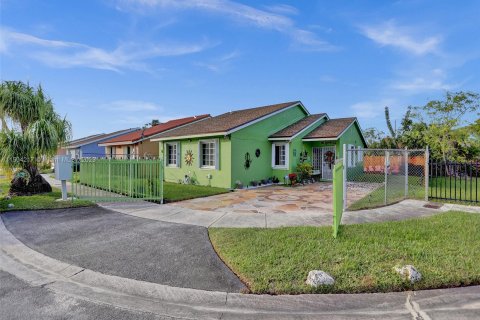 Casa en venta en Miami Gardens, Florida, 4 dormitorios, 138.15 m2 № 912441 - foto 1