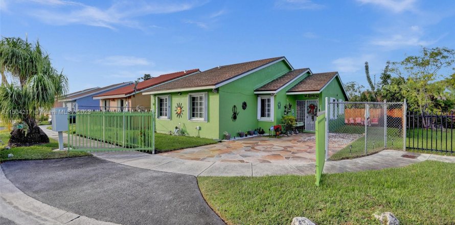 House in Miami Gardens, Florida 4 bedrooms, 138.15 sq.m. № 912441