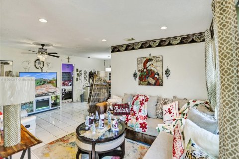 Villa ou maison à vendre à Miami Gardens, Floride: 4 chambres, 138.15 m2 № 912441 - photo 18