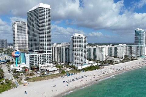 Condo in Hollywood, Florida, 1 bedroom  № 1116071 - photo 1