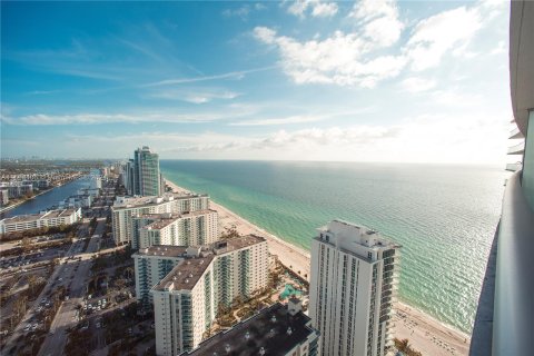 Condo in Hollywood, Florida, 1 bedroom  № 1116071 - photo 26